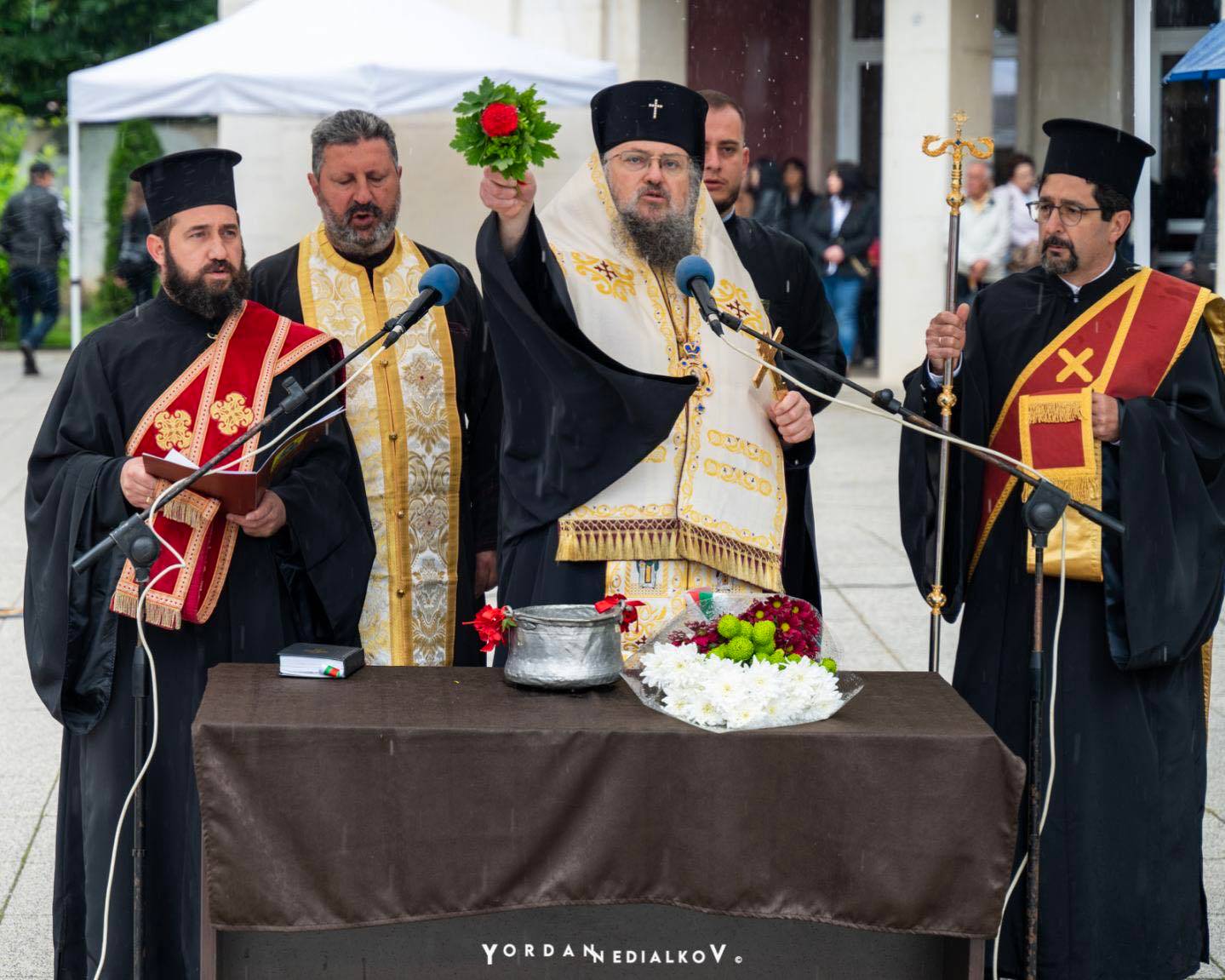 Водосвет за здраве и благополучие отслужи Негово Високопреосвещенство Врачански митрополит Григорий Водосвет за здраве и благополучие отслужи Негово Високопреосвещенство Врачански митрополит Григорий